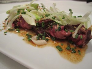 Tataki de ternera con aceite de sésamo y soja Foto: Raúl Casañas