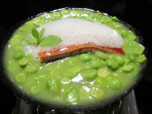 La Granada. Anguila con habitas y espuma de menta. Foto: Raúl Casañas