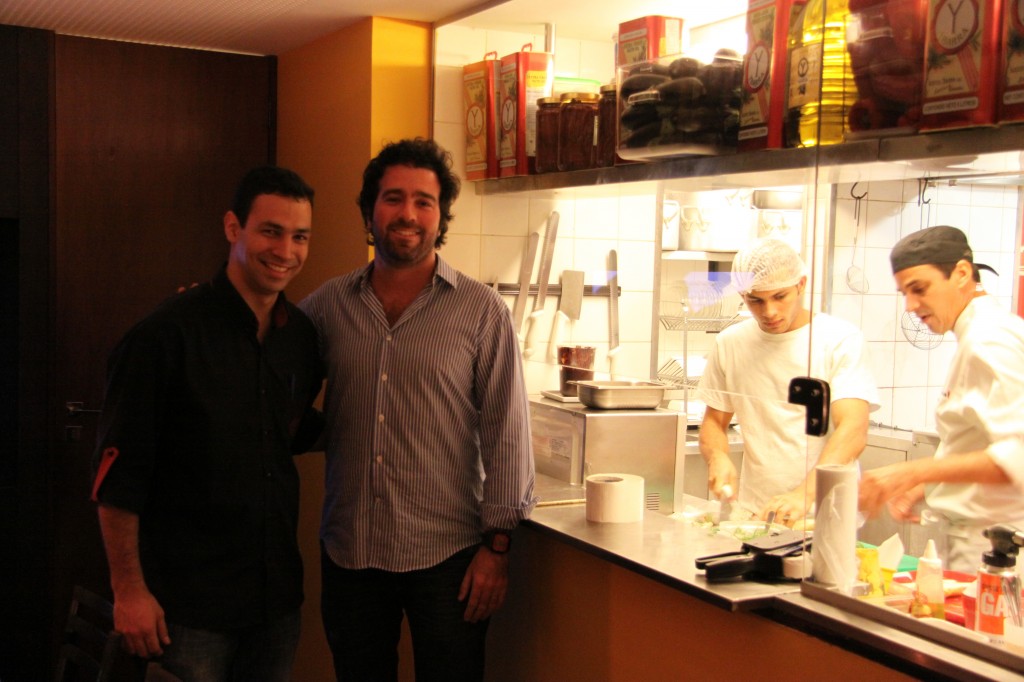 Felipe y Fernando en la cocina del Venga. Foto: Raúl Casañas